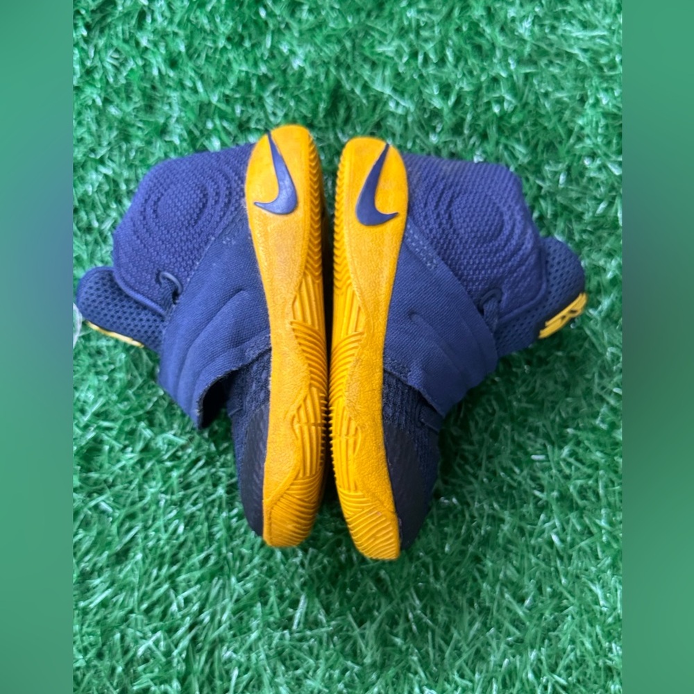 Nike

KYRIE 2 TD 'CAVS' Size 5C‎